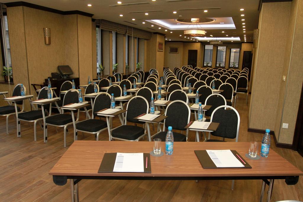 Hotel Ramada By Wyndham Bishkek Centre Exterior foto