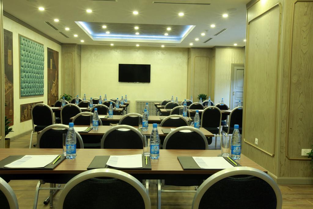 Hotel Ramada By Wyndham Bishkek Centre Exterior foto