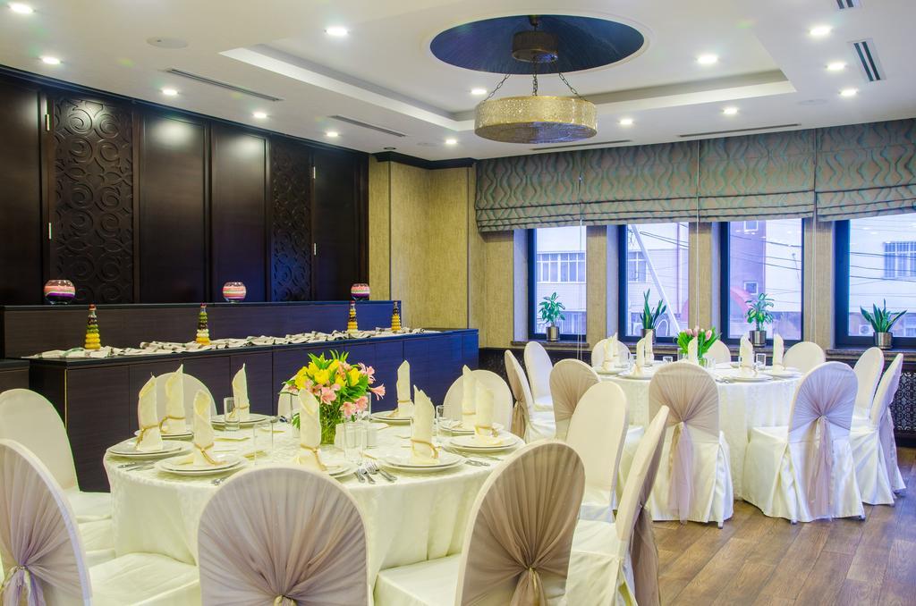 Hotel Ramada By Wyndham Bishkek Centre Exterior foto