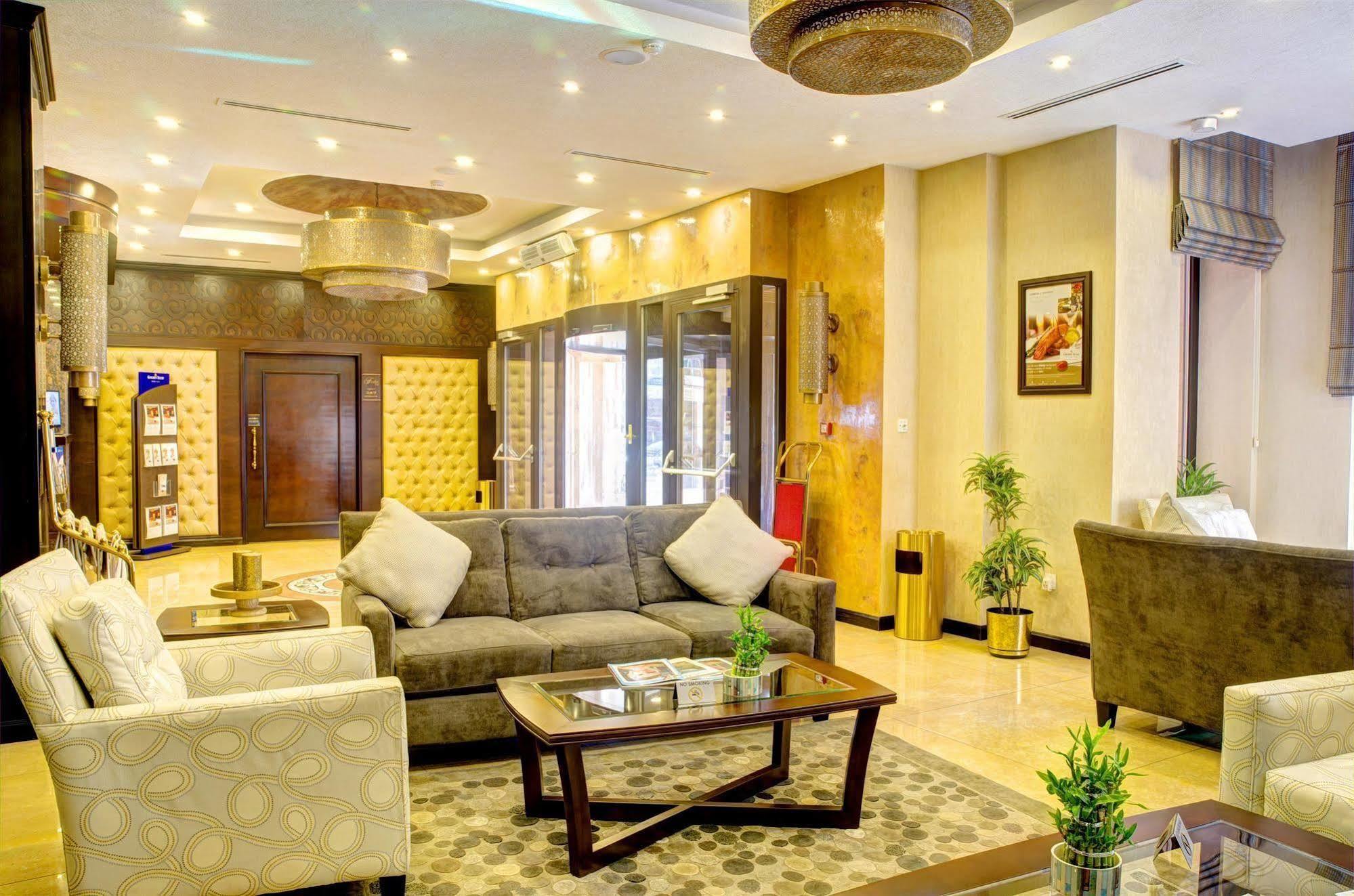 Hotel Ramada By Wyndham Bishkek Centre Exterior foto