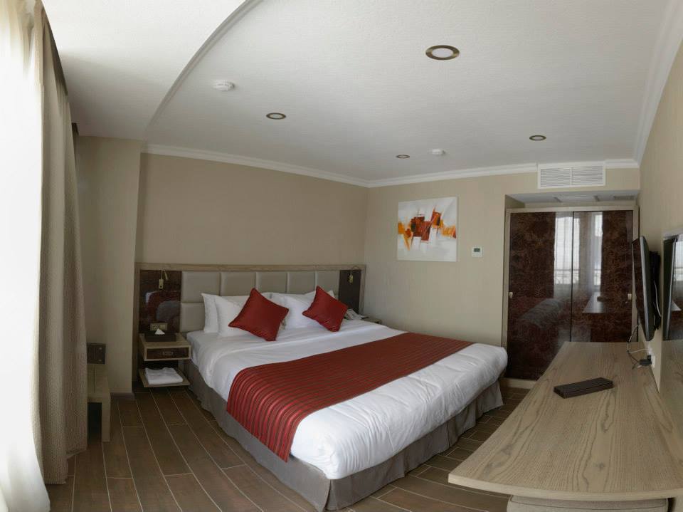 Hotel Ramada By Wyndham Bishkek Centre Exterior foto