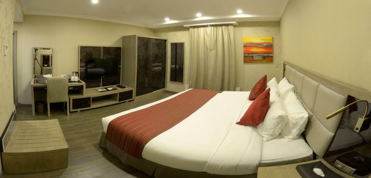 Hotel Ramada By Wyndham Bishkek Centre Exterior foto