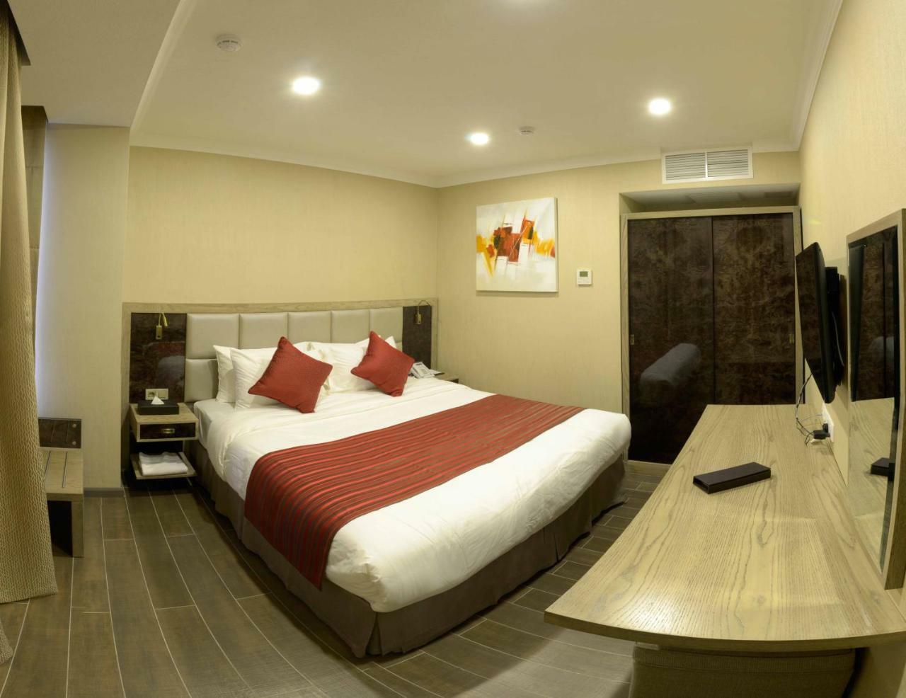 Hotel Ramada By Wyndham Bishkek Centre Exterior foto