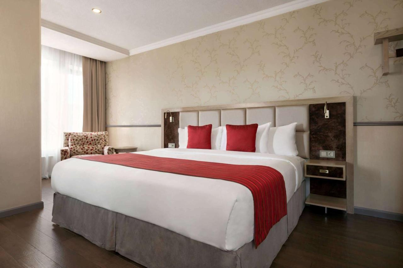 Hotel Ramada By Wyndham Bishkek Centre Exterior foto