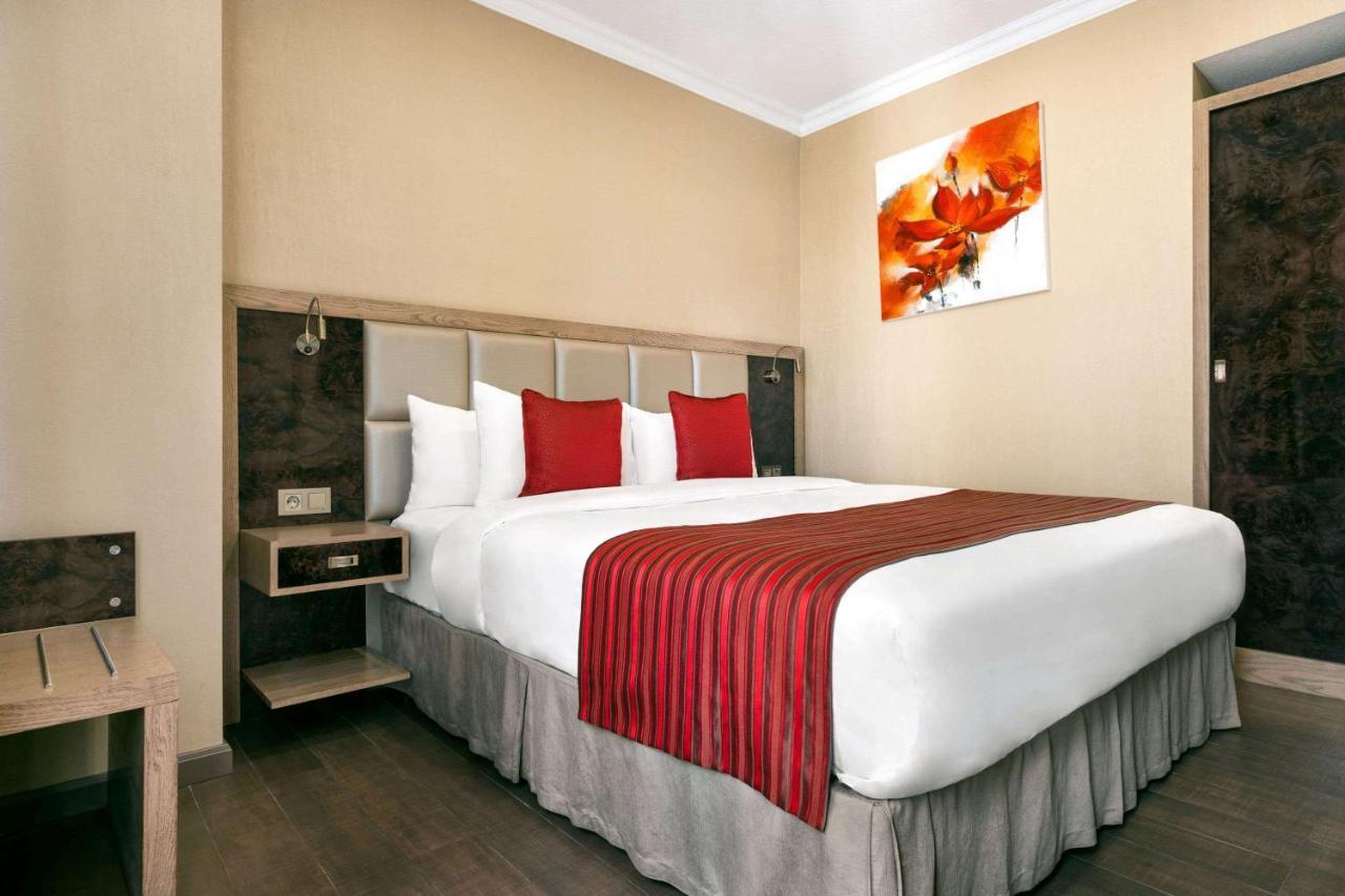 Hotel Ramada By Wyndham Bishkek Centre Exterior foto
