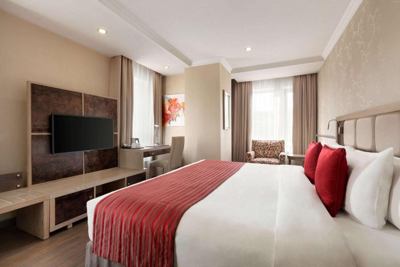 Hotel Ramada By Wyndham Bishkek Centre Exterior foto
